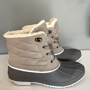 Insulated waterproof Khombu duck boots size 9